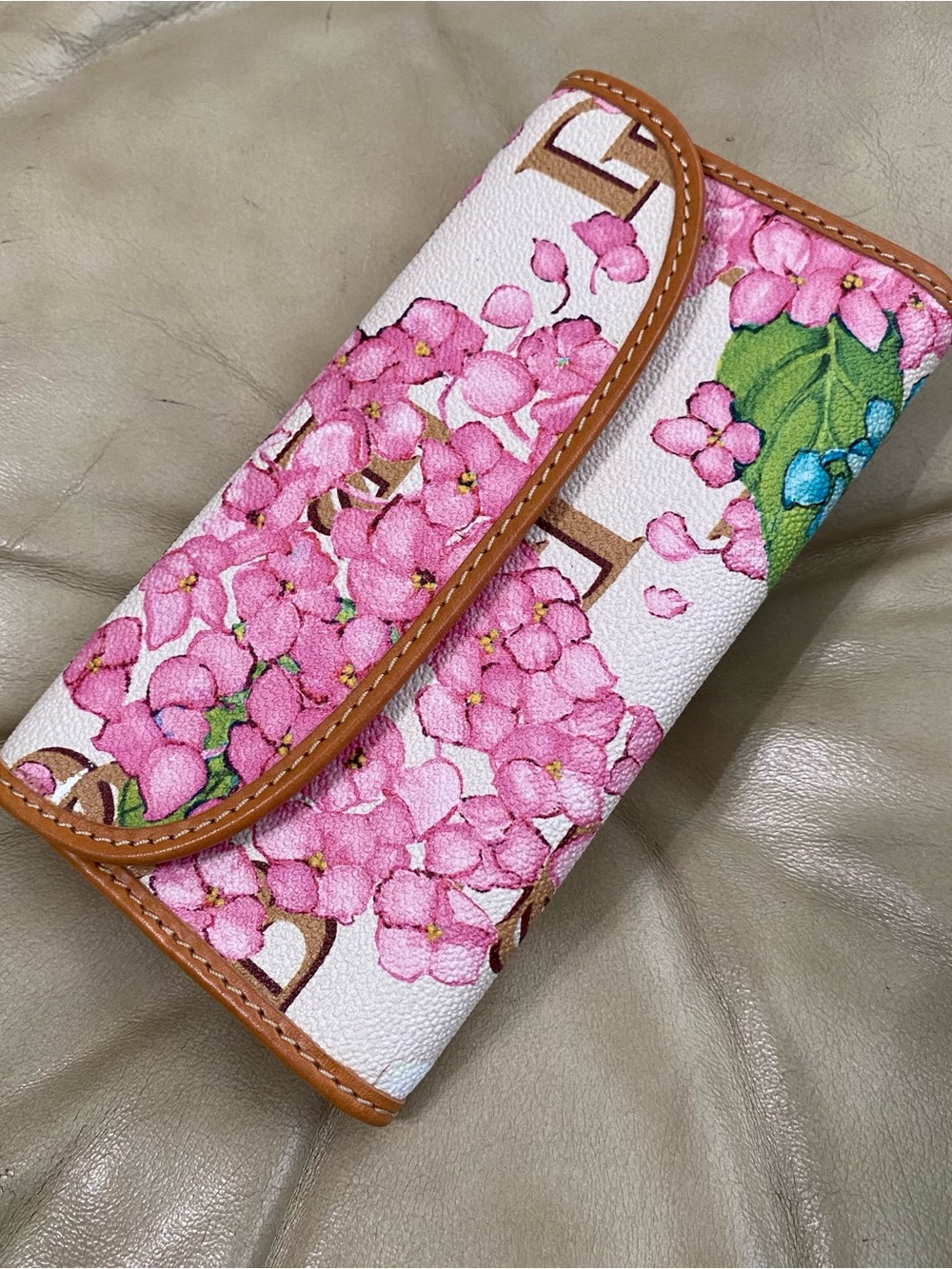 NWOT Dooney & Bourke Hydrangea Monogram Wallet Floral Trifold Long